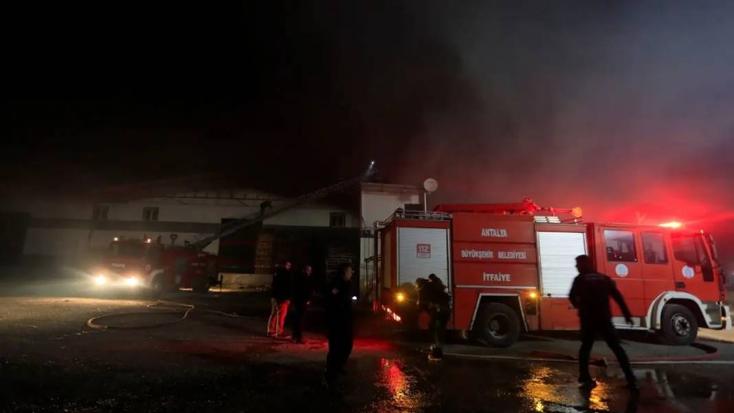 Antalya’da Meyve Sebze Paketleme Tesisi Alevlere Teslim Oldu! 5